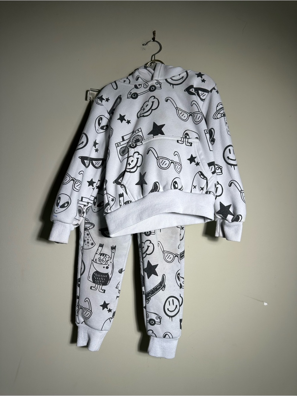 Lola & the boys Kids White & Black Graphic Hoodie Pajama Set 2T
